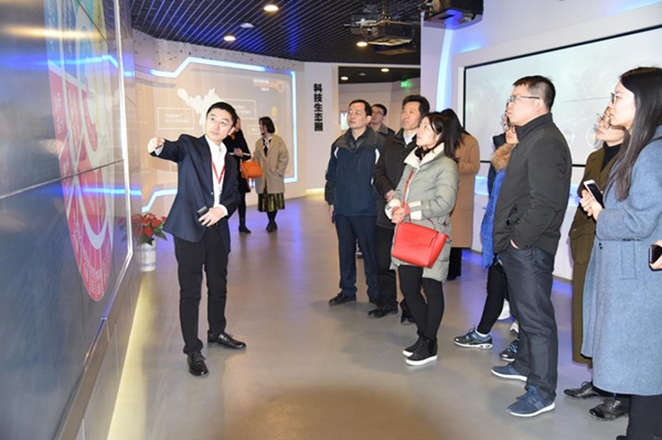 南京市發(fā)改委規(guī)劃處處長蒯旭光一行蒞臨三寶科技參觀調(diào)研